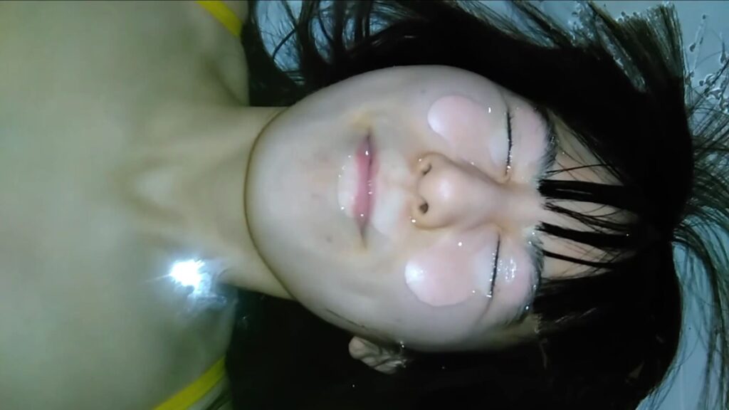 水中で口をきゅっと閉じて息を止める夢姫しほ