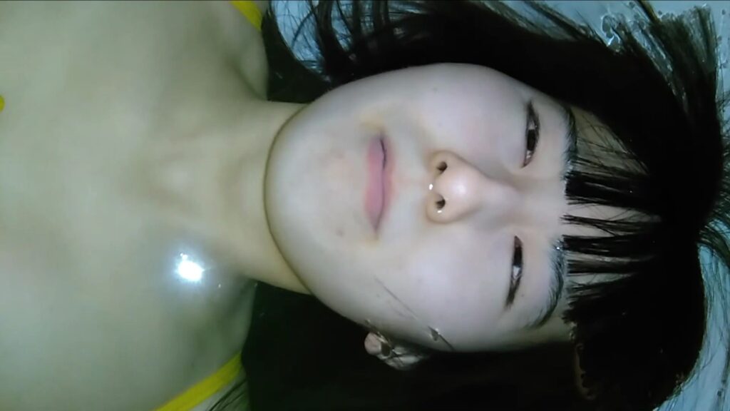 水中で目を開け、息を止める夢姫しほ
