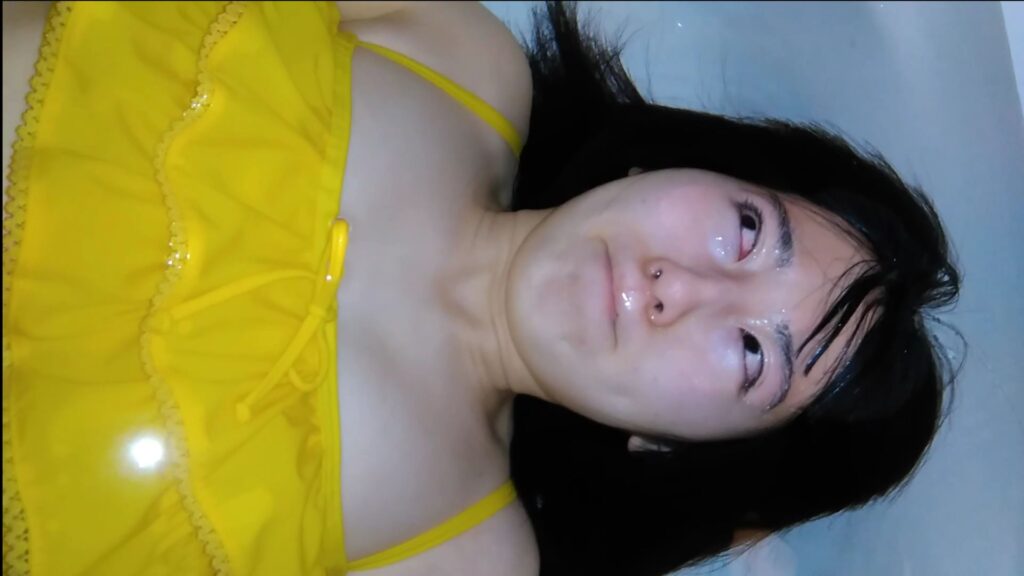 仰向けで、水面すれすれまで顔を沈める夢姫しほ