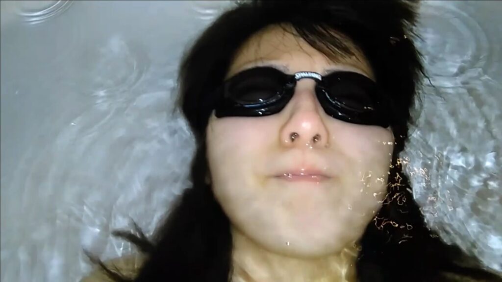 ゴーグル越しに水中で息を止める夢姫しほ