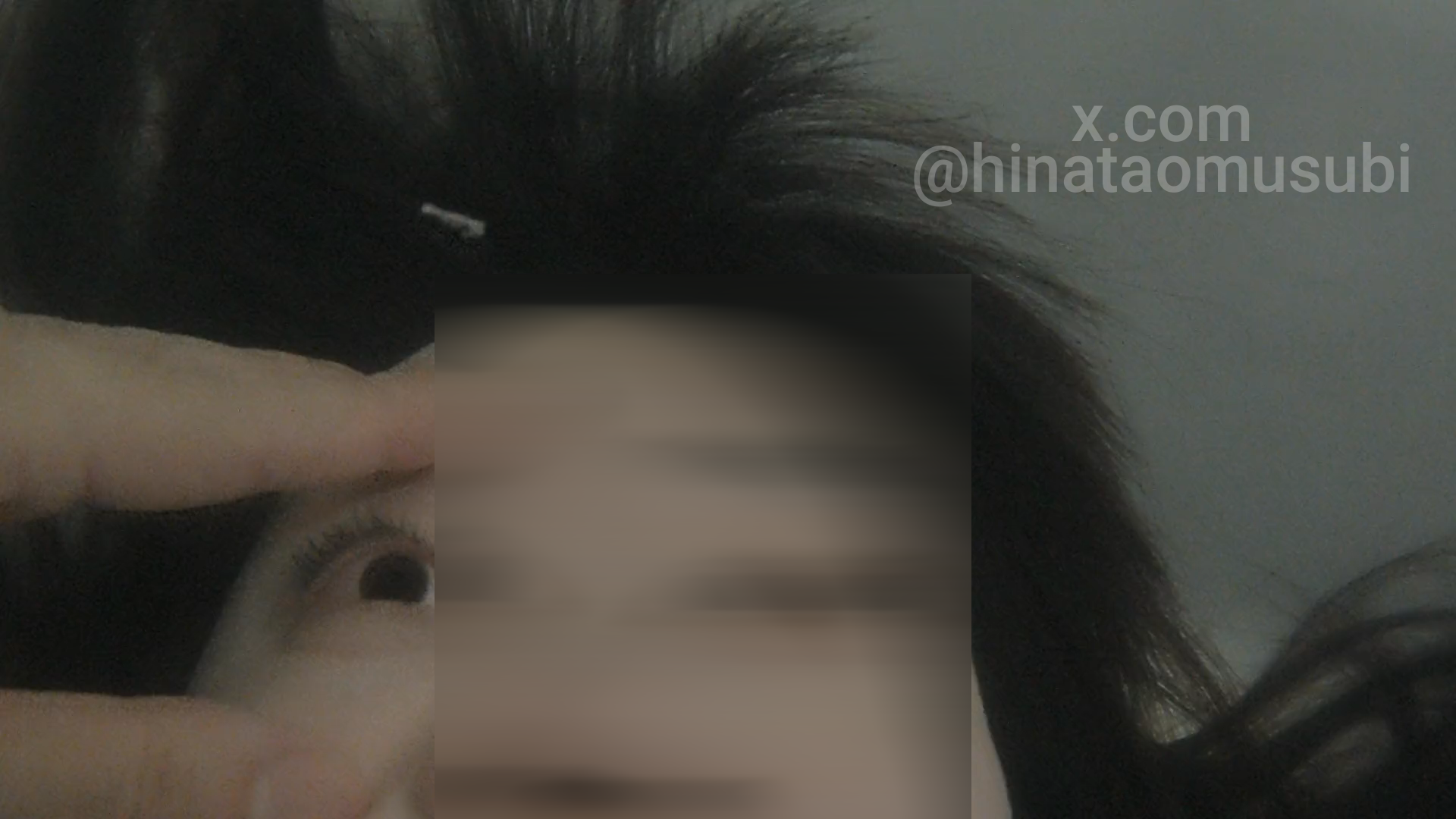 水中で指で顔を触られる女性。ミステリアスな雰囲気のアップショット。